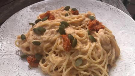 Imagen de los espaguetis con sobrasada y pipas de calabaza