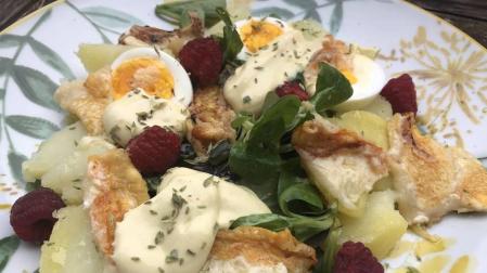 Imagen de la ensalada con parmesano frito