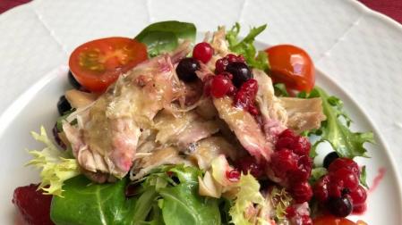 Imagen de la ensalada de conejo escabechado con frutos rojos