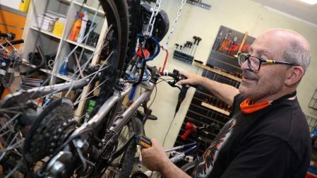 Las ayudas de 50 euros para el arreglo de bicis sobrecargan de trabajo a las tiendas