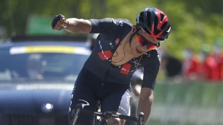 Carapaz golpea en Leukerbad para ganar la etapa y asaltar el liderato