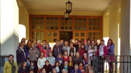 OCTUBRE DE 2019. Foto de familia del que es el último Encuentro de Mujeres del Pirineo hasta la fecha, celebrado en la Casa del Valle de Aezkoa, en Aribe