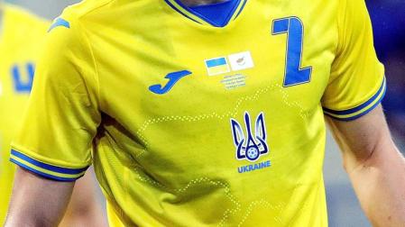 La UEFA obliga a Ucrania a retirar el lema nacionalista de su camiseta