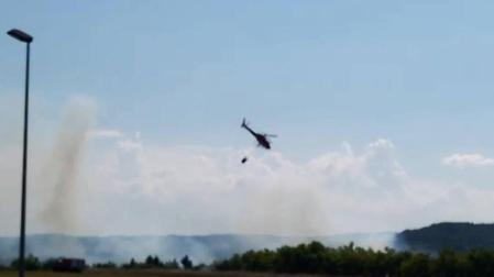 Bomberos de Navarra trabajan en la extinción de un incendio en Puente la Reina