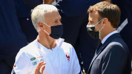 El seleccionador francés, Didier Deschamps, charla con el presidente de Francia, Emmanuel Macron.