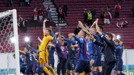 Finlandia congela a una Dinamarca golpeada por el drama de Eriksen