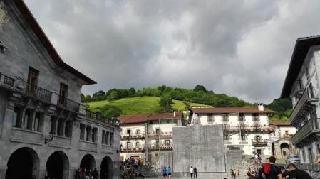 La plaza de Leitza se asienta sobre las líneas de un firme renovado