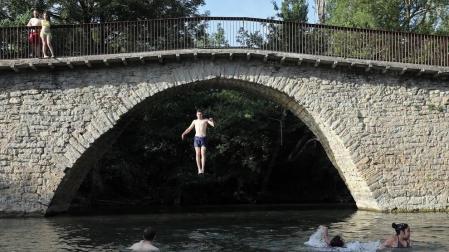 El tiempo veraniego continuará en Navarra en este inicio de semana, con riesgo de que se produzcan algunas tormentas que a partir de la segunda mitad del miércoles serán más intensas, con bajada de temperaturas.