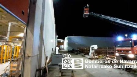 Los bomberos de Tudela durante su intervención en un incendio en la empresa Nano Automotive