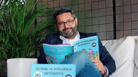 El profesor y director del Instituto de Neurociencia y Alto Rendimiento, Ramón García Guinarte, con su libro 'Sistema de inteligencia ortográfica'