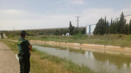 Un agente de Guardia Civil en la zona donde desapareció el niño en Gallur