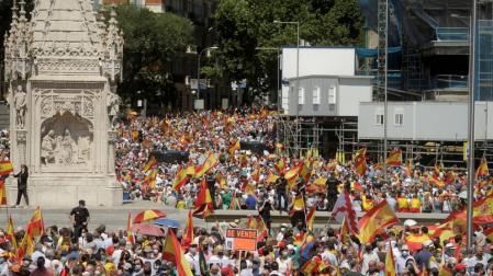 Unas 25.000 personas se reúnen en la plaza de Colón contra los indultos