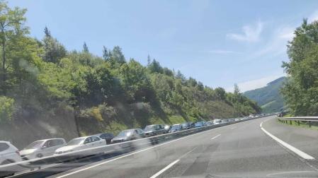 Retenciones en la autovía A-15 sentido San Sebastián.