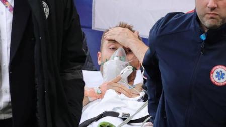 Tras el susto inicial, Eriksen abandonó el estadio en camilla pero consciente