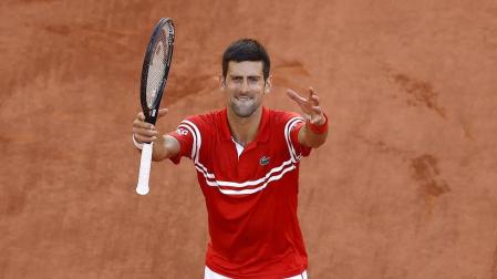 Djokovic reconquista París tras remontar a Tsitsipas