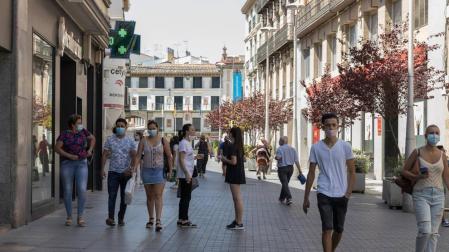 Gente paseando por las calles de Tudela con mascarilla.