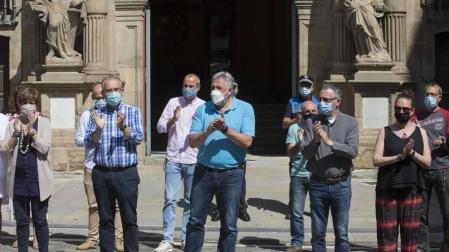 Representantes de todos los grupos municipales del Ayuntamiento de Pamplona, con el alcalde Enrique Maya a la cabeza, se han concentrado este lunes de manera silenciosa en la plaza Consistorial en solidaridad con las últimas víctimas de violencia machista.