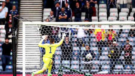 Un doblete de Schick estropea el regreso de Escocia a la Eurocopa