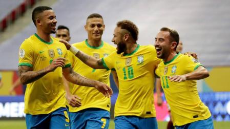 Neymar celebra su tanto con sus compañeros.