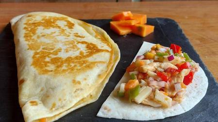 Tortas crujientes de papaya, provolone y pollo especiado