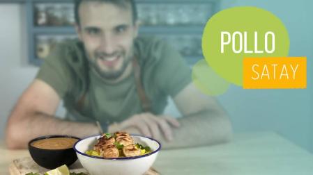 Pollo Satay con salsa de cacahuete, un plato tradicional de la isla de Java