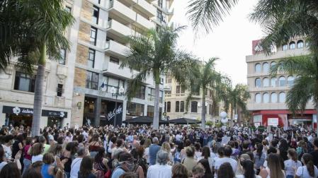 Varias personas, participan en una concentración feminista en la Plaza de la Candelaria en repulsa por "todos los feminicidios", a 11 de junio de 2021, en Santa Cruz de Tenerife, Tenerife, Islas Canarias (España). Esta es una de las protestas feministas que se han convocado hoy, un día después de que la Guardia Civil hallase en el mar el cuerpo sin vida de Olivia, de seis años de edad, una de las hermanas secuestradas por su padre Tomás Gimeno el pasado 27 de abril en Tenerife Actualmente las fuerzas de seguridad continúan con la búsqueda de su hermana Anna, de tan solo un año, y del propio padre.

11 JUNIO 2021;VIOLENCIA VICARIA;FEMINISMO;NIÑAS;TENERIFE;MACHISMO;VIOLENCIA DE GENERO;ASESINATO

Europa Press

11/06/2021