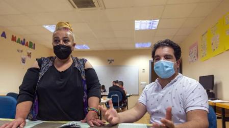 La covid afectó “especialmente a las familias gitanas, casi todas han sufrido casos”. Esto propició un clima de desconfianza que los programas de Educación tratan de mitigar. La Asociación no quiso “dejar frente al abismo” a su pueblo.
