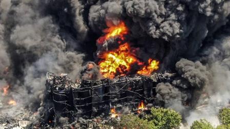 Evacúan a cientos de personas tras explosión en planta industrial de EEUU