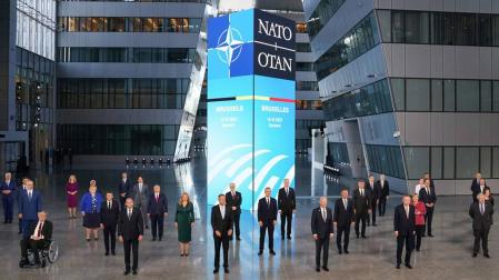 Los líderes de los países participantes en la cumbre de la OTAN posan para la foto de grupo