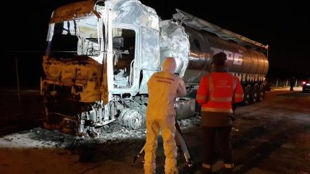 Agentes de la Policía Científica de la Policía Foral fotografían el camión incendiado en Zuasti.