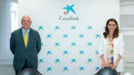 Javier Taberna, presidente de la Cámara Navarra, e Isabel Moreno, directora territorial Ebro de CaixaBank, en la firma del convenio