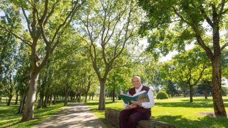 El autor Carlos Soria posa en el campus de la Universidad de Navarra con su libro
