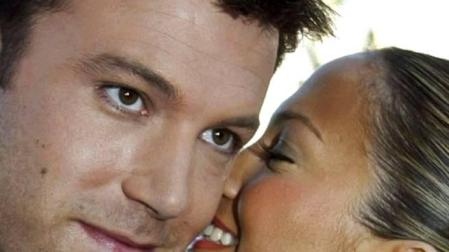 Jennifer Lopez y Ben Affleck en una fotografía cuando fueron novios en 2003