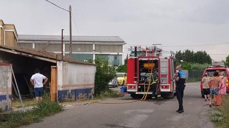 Fotos del incendio de material abandonado en una nave en la avenida del Instituto.