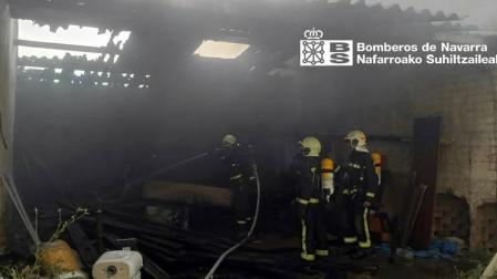 Fotos del incendio de material abandonado en una nave en la avenida del Instituto.