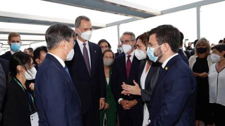 El Rey Felipe VI, junto al presidente de la República de Corea del Sur, Moon Jae-in, Nadia Calviño, el presidente del Cercle d'Economia, Javier Faus;la alcaldesa de Barcelona, Ada Colau, y el presidente de la Generalitat, Pere Aragonès