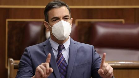 Sánchez acusa al PP de usar al Rey y Casado dice que no puede "caer más bajo"