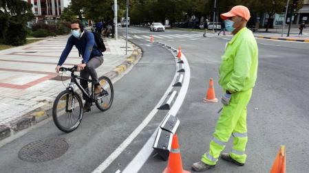 Pamplona incluirá bolardos en los carriles bici que solo tengan separadores de suelo
