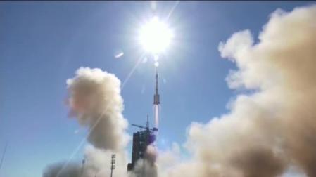 Vídeo: China lanza con éxito un cohete hacia su estación espacial en construcción
