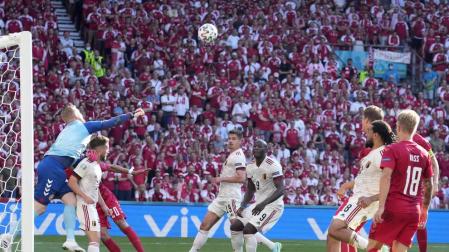 Un momento del partido entre Bélgica y Dinamarca