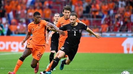 Una jugada del partido que ha enfrentado a Países Bajos con Austria.