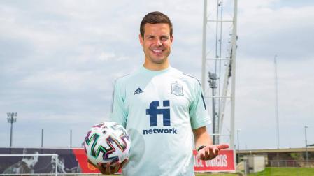 César Azpilicueta sostiene el balón de la Eurocopa, en un momento de la sesión de fotos que realizó para Diario de Navarra en Las Rozas.