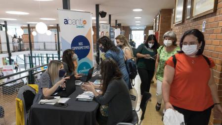 Imagen de algunos de los asistentes a la Feria del Empleo Ribera Talent celebrada este jueves.