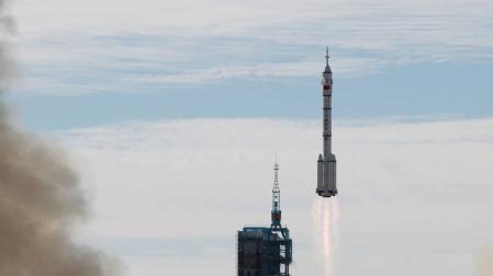 Despega con éxito la nave que llevará a tres astronautas chinos al espacio