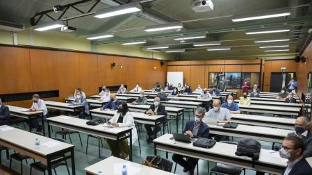 50 profesionales analizan las oportunidades del vehículo eléctrico en Navarra