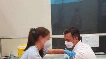 Sánchez recibe la primera dosis de la vacuna en el hospital Puerta de Hierro