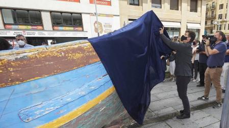 Una patera recuerda en el centro de Pamplona los peligros de la emigración