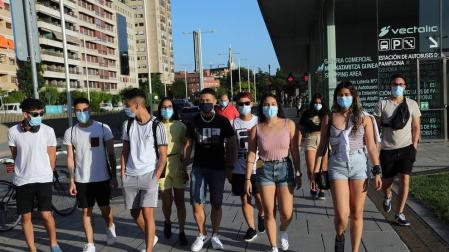En los últimos diez años la cifra de nacimientos ha caído un 25,5% en Navarra. Los jóvenes como los de este grupo en la zona de Autobuses de Pamplona, son un bien escaso.