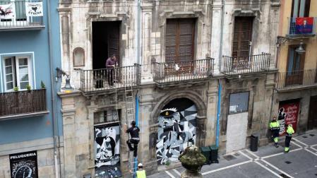 Durante estos días han comenzado los preparativos para realizar los sondeos y el acceso debe realizarse por los balcones, al estar tapiada la planta baja del inmueble desde que fue desalojado de okupas en 2018 la última vez.