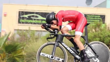 Igor Arrieta, en pleno esfuerzo durante el campeonato de España contrarreloj, este viernes en tierras valencianas.